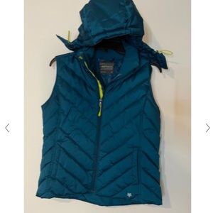 Tek Gear Puffer Vest- size XL. Detachable hood. Teal with neon details. NWOT